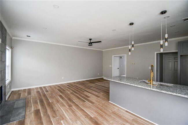 Building Photo - 3338 Sims St