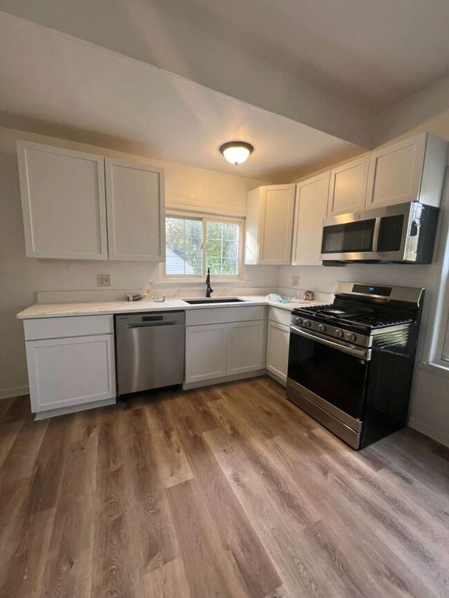 Building Photo - Updated 3-Bedroom Single-Family Home in th...