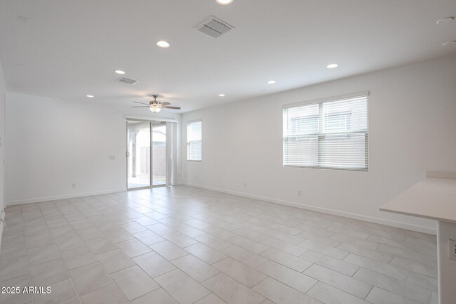 Building Photo - 2068 W Sierra Sunset Trail