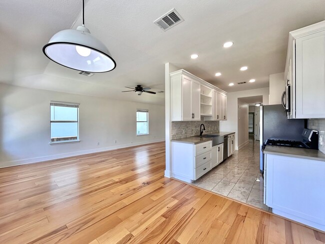 Building Photo - Charming Rustic Retreat – 3 Bed, 2 Bath Si...