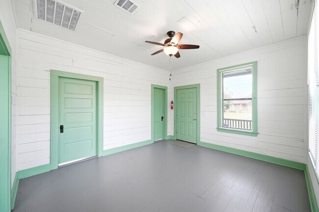 Building Photo - 313 S Blackwell St
