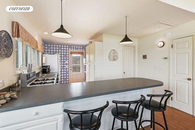 Building Photo - 68 Seaside Ave