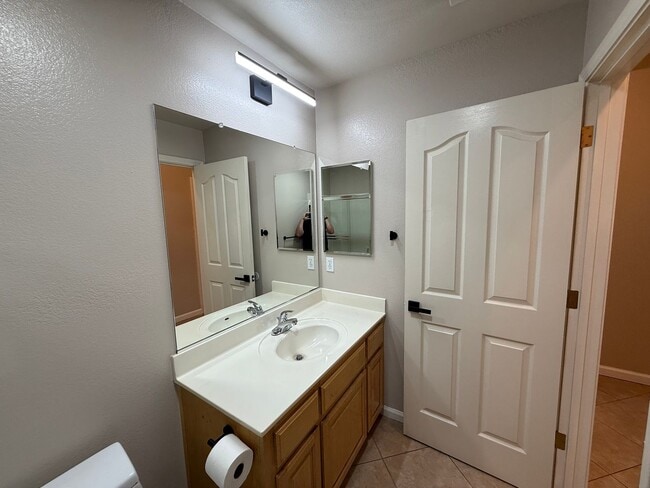 Building Photo - 4-bedroom single story in Sylvan School District!