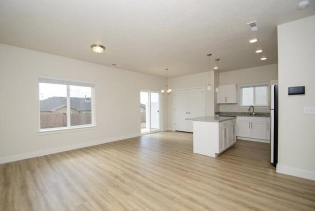 Building Photo - 1106 W 600 S