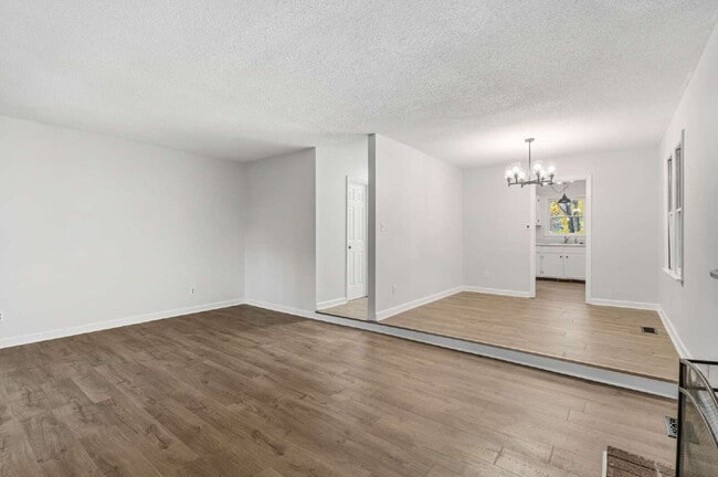 Building Photo - 3-Bed Spacious End Unit Townhouse