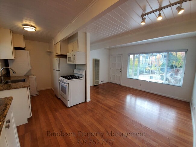 Building Photo - 104 Kent St