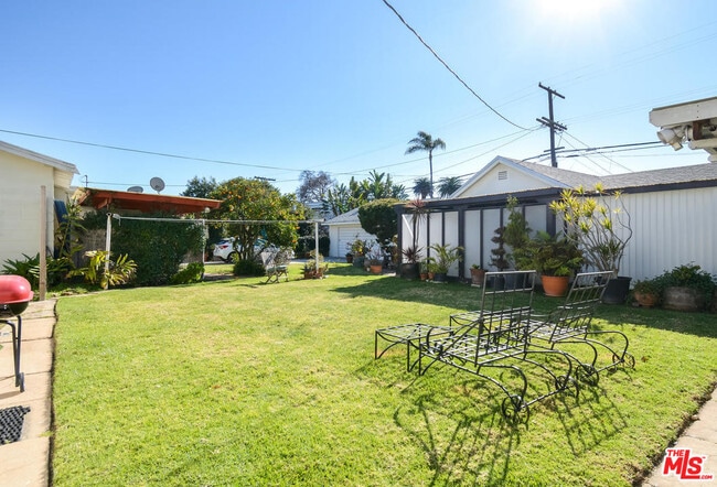 Building Photo - 2431 Walgrove Ave