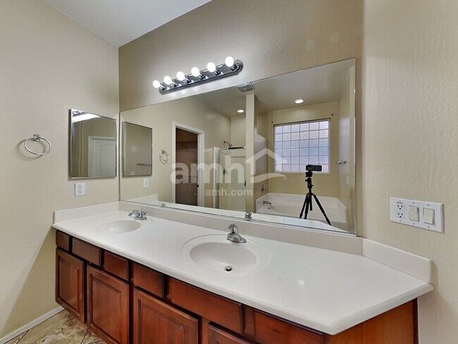 Building Photo - 7307 S 73rd Dr