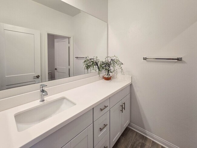 Building Photo - Highly upgraded townhome in Carlsbad