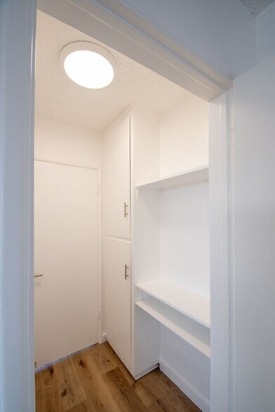 Building Photo - 5230 Vesper Ave