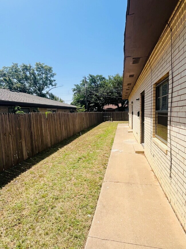 Building Photo - 2 Bedroom Townhome