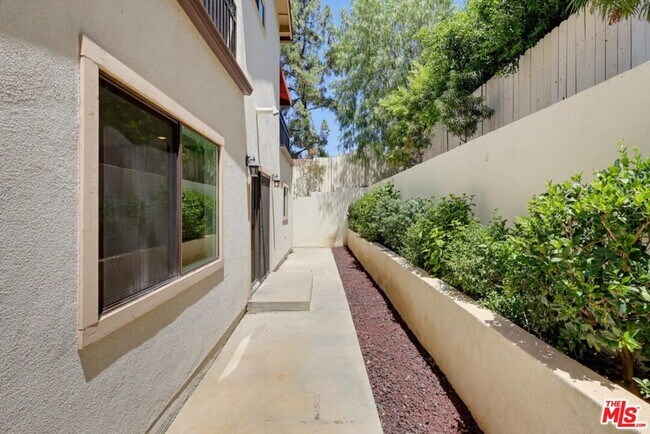 Building Photo - 3528 Mesquite Dr