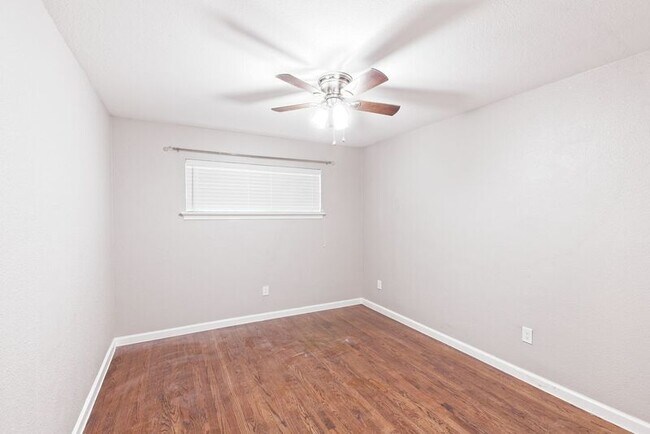 Building Photo - 304 S Grove Rd