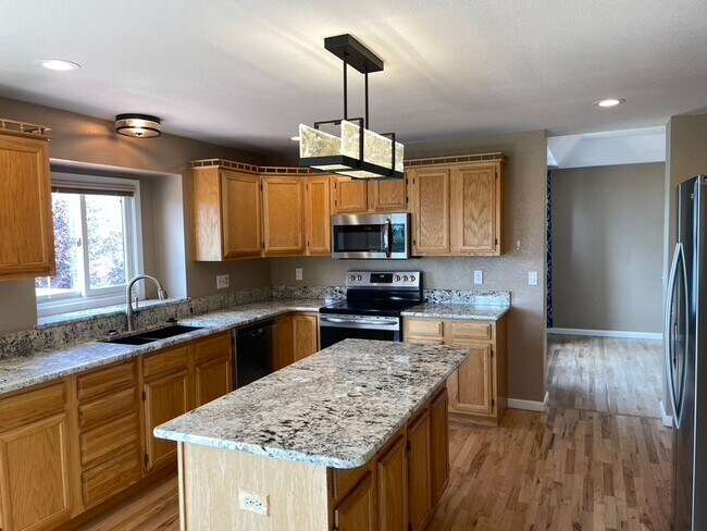 Building Photo - Spectacularly HUGE 6BD Home with Panoramic...