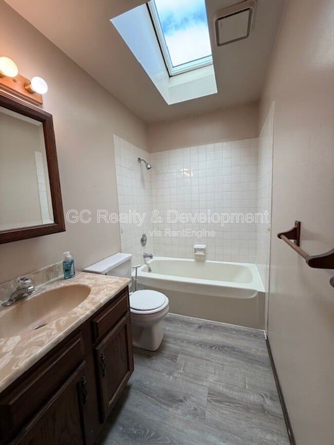 Building Photo - 944 Shady Ln