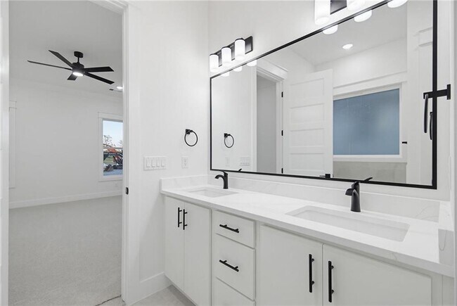 Building Photo - 431 Hedge Dr