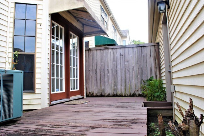 Building Photo - 3300 Bellefontaine St