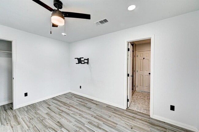 Building Photo - 12915 Stratford Heights Dr