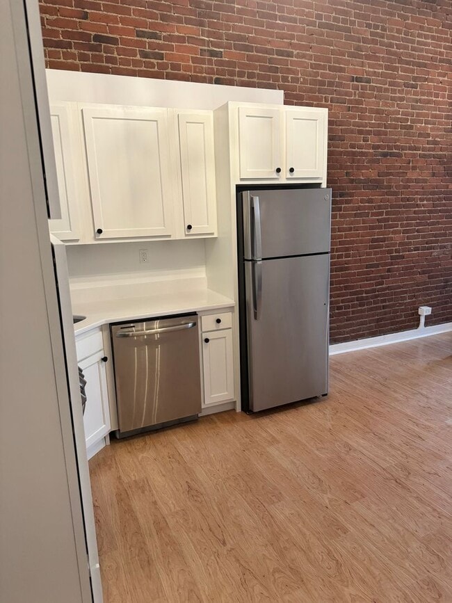Building Photo - Three bed 2 bath in the North End!!!