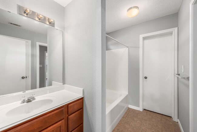 Building Photo - August 2026 Pre-Lease! Fantastic 4 Bed, 3 Bath Near Campus!