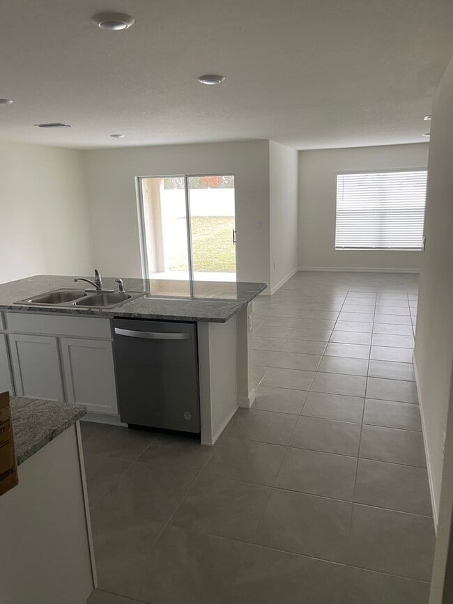Building Photo - Gorgeous 4 bedroom 2 bathroom home
