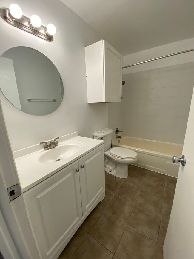 Building Photo - Cozy Bungalow