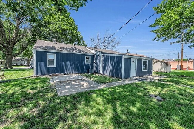 Building Photo - 114 N Emma St