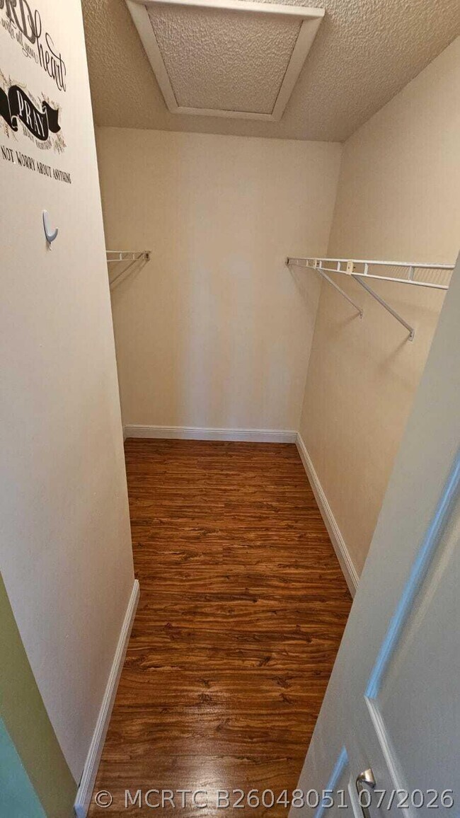Building Photo - 205 Foxtail Dr