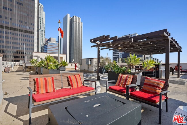 Building Photo - 655 S Hope St