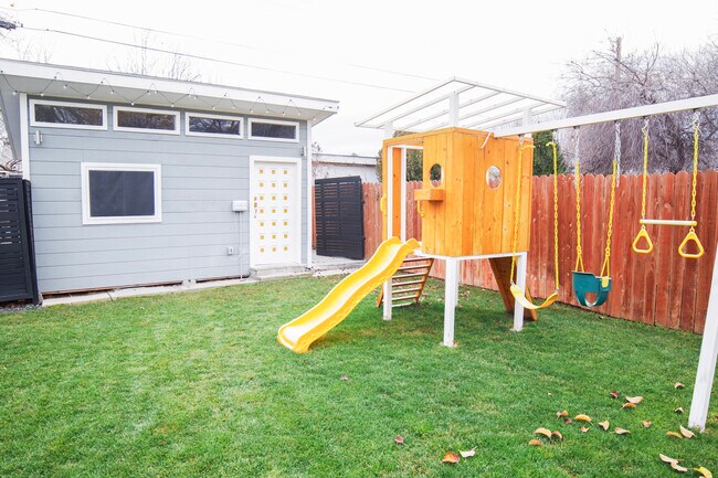 Building Photo - 4811 W Rose Hl St