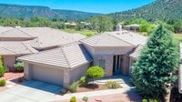 Building Photo - Open, light and bright, quiet Sedona Golf ...