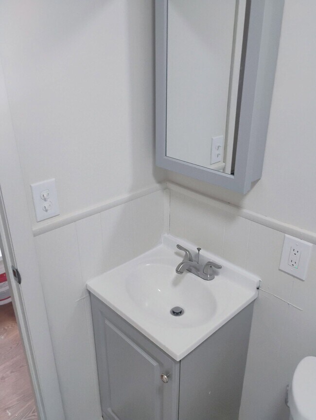 Building Photo - 682 Beech St