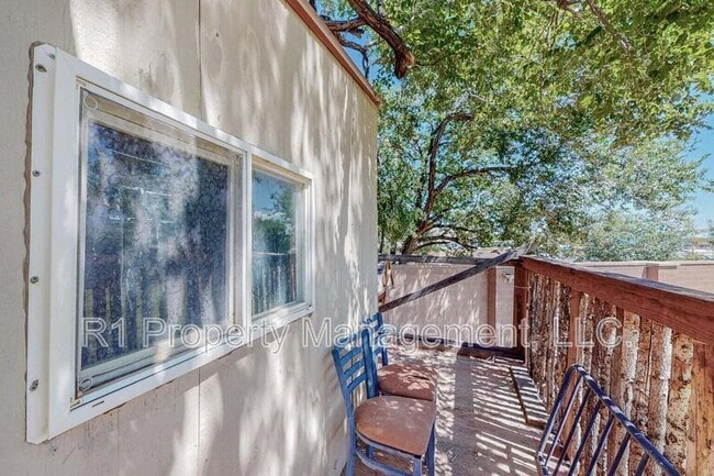 Building Photo - 501 Calle del la Angel