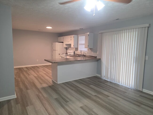 Building Photo - 2 Bedroom, 1 bath apartment - Downstairs Unit