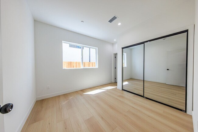 Building Photo - 2847 S Victoria Ave