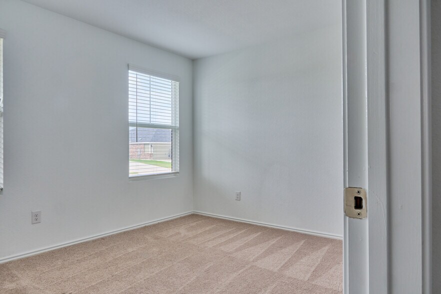 Building Photo - 160 Avre Loop
