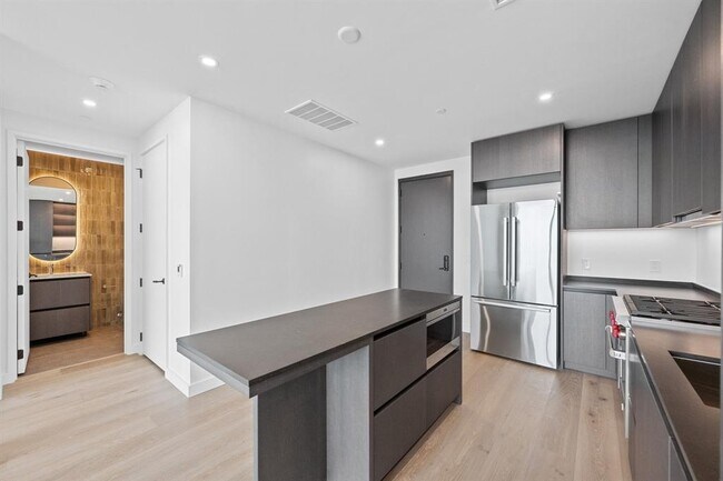 Building Photo - 610 Davis St