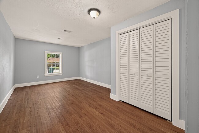 Building Photo - 10601 Ambursen St