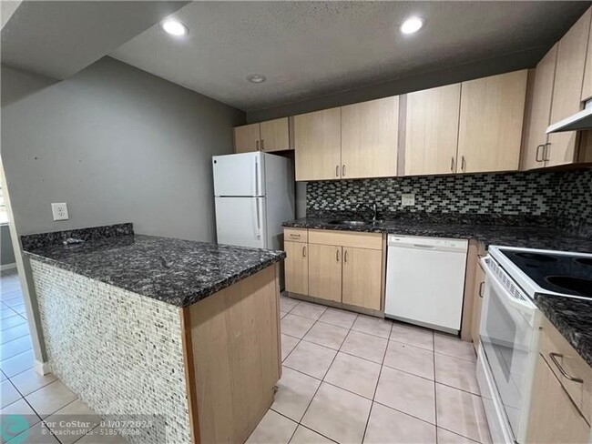 Building Photo - 353 SW 35th Ave
