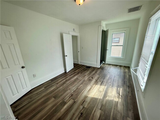 Building Photo - 895 Beardsley St