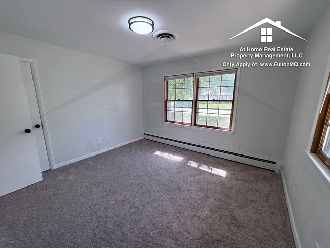 Building Photo - 511 Kleewood Dr