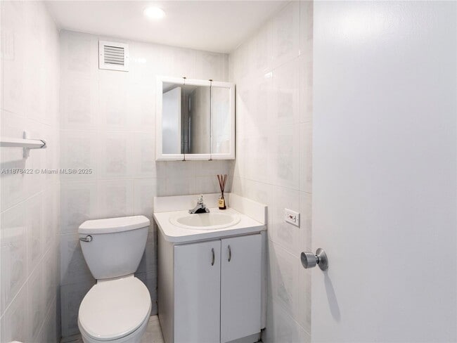 Building Photo - 5005 Collins Ave