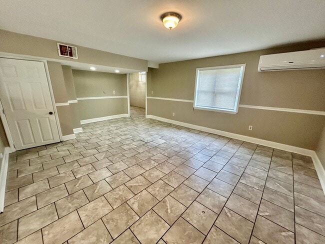 Building Photo - 2 Bedroom in Richmond! - Water Included!