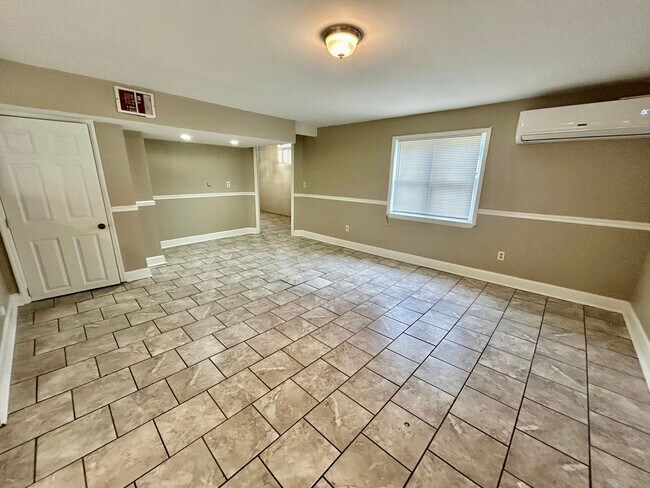 Building Photo - UKB325