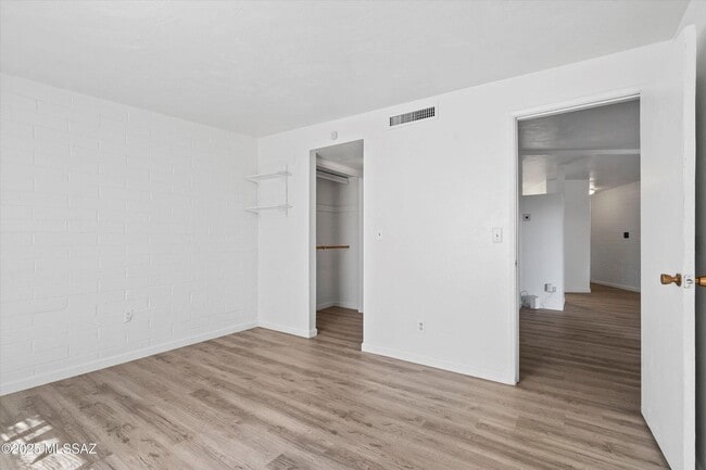 Building Photo - Move In Ready Unit! 1 Bed 1 Bath New Flooring!