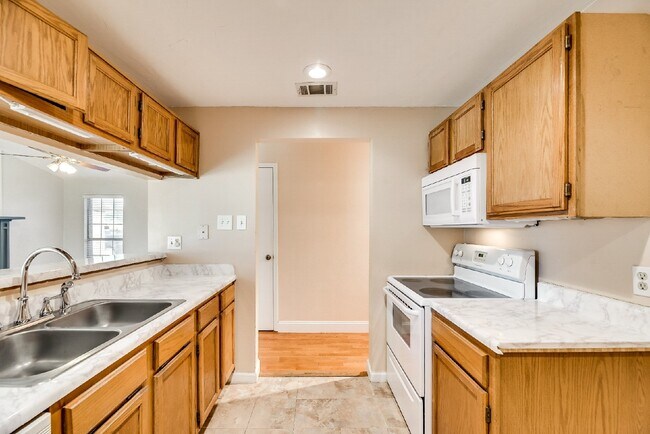 Building Photo - Charming 3-Bedroom Home with 2 Baths in Prime Fort Worth Location