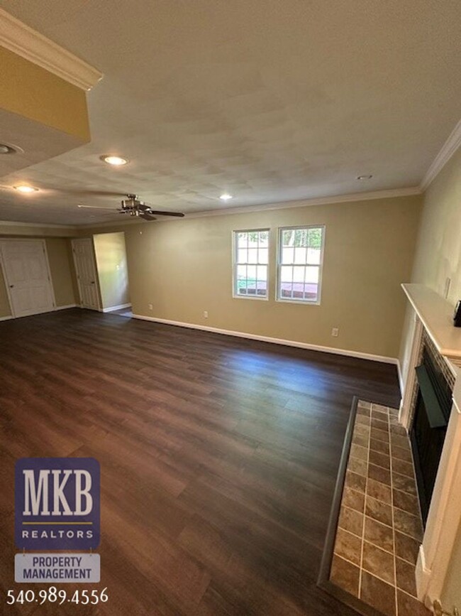 Building Photo - Luxurious 4 Bd/3.5Ba home located in The G...