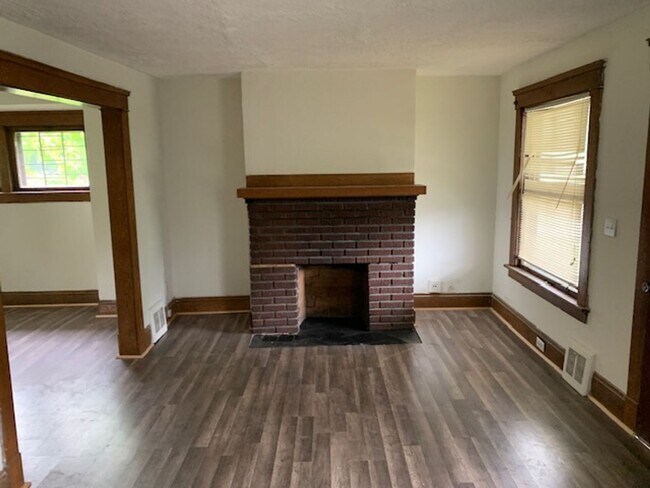 Building Photo - Comfortable 3-Bed on E 108th in Union-Mile...