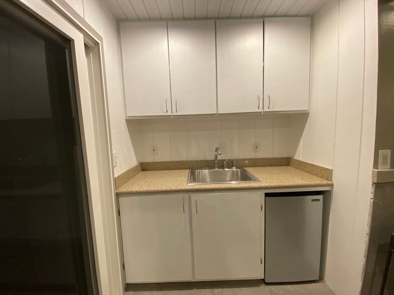 Patio sink and fridge. - 3716 Claudine St