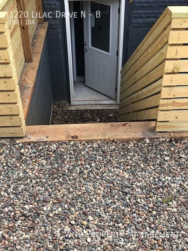 Building Photo - 1220 Lilac Dr N